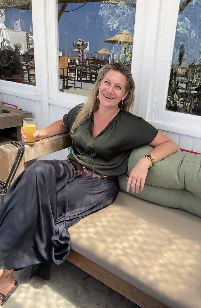 Kunstenaar Nicole Lenstra op het strand van Zandvoort